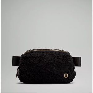 Everywhere Belt Bag 1L 
Fleece- Black